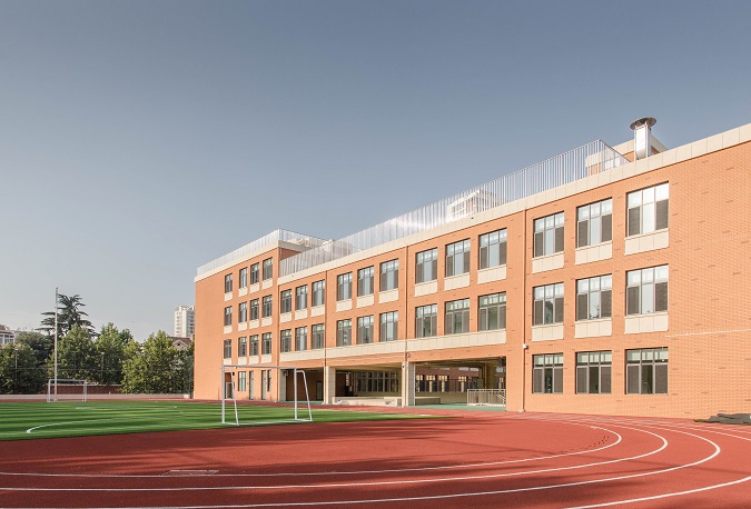 風(fēng)雨操場.jpg 風(fēng)雨操場.jpg